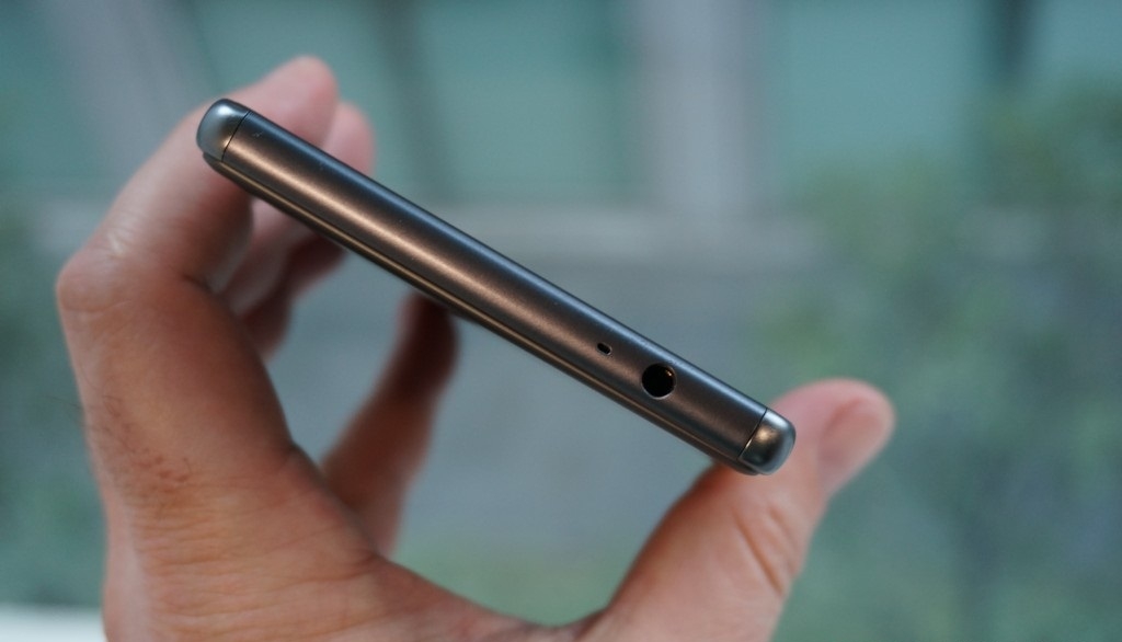 Trên tay Xperia XA Ultra màn hình 6 inch, camera trước 16