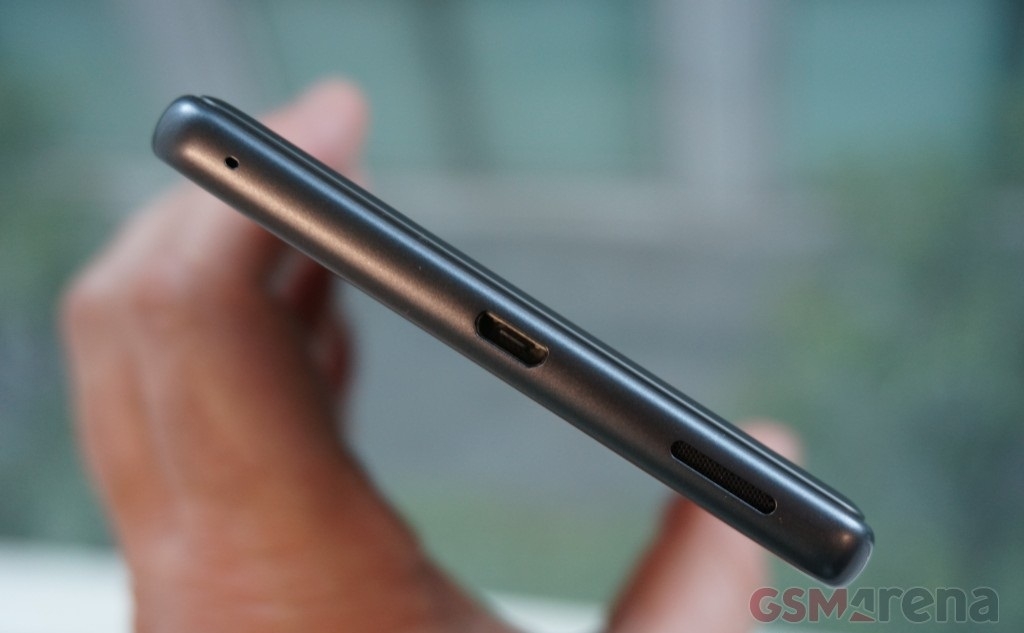 Trên tay Xperia XA Ultra màn hình 6 inch, camera trước 16