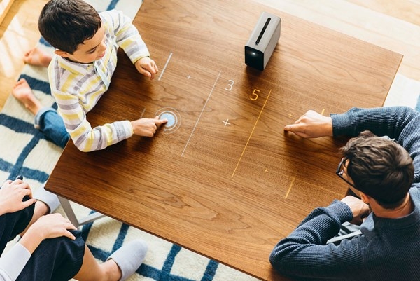 máy chiếu có thể biến mọi bề mặt phẳng thành màn hình smartphone máy chiếu có thể biến mọi bề mặt phẳng thành màn hình smartphone