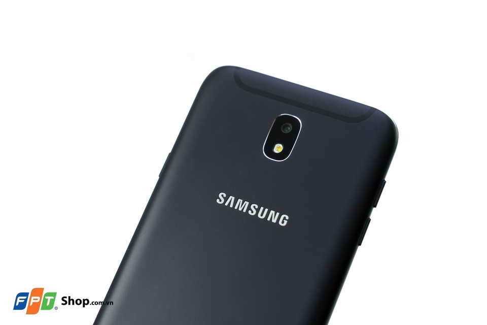 Trên tay Galaxy J7 Pro