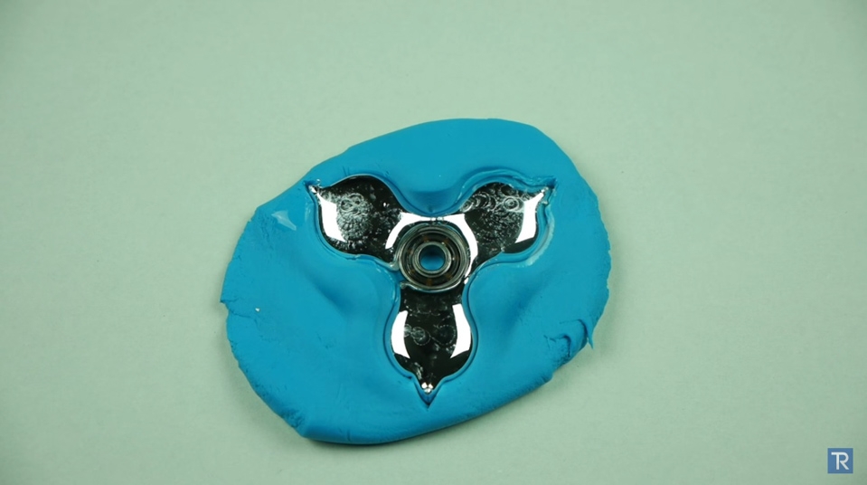 Hành hạ iPhone 7 bằng fidget spinner (ảnh 1)