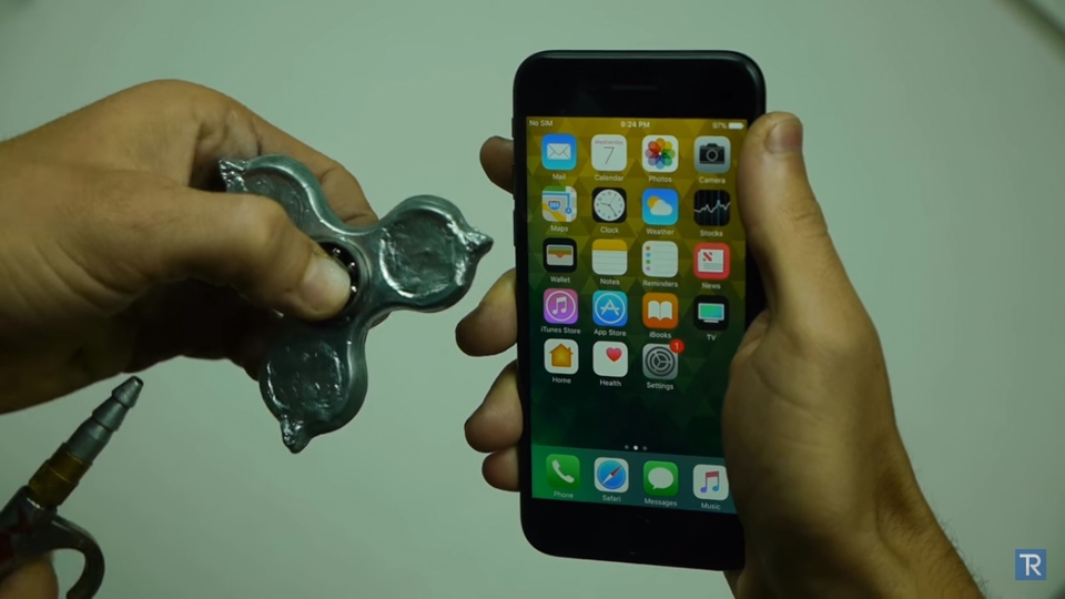 Hành hạ iPhone 7 bằng fidget spinner (ảnh 2)