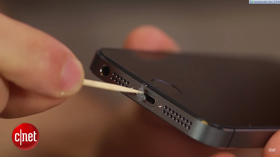 Làm sạch cổng sạc Lightning giúp những chiếc iPhone sạc nhanh trở lại