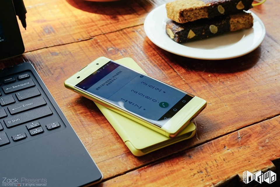 Ngắm Sony Xperia XA màu vàng chanh đẹp đến ngỡ ngàng