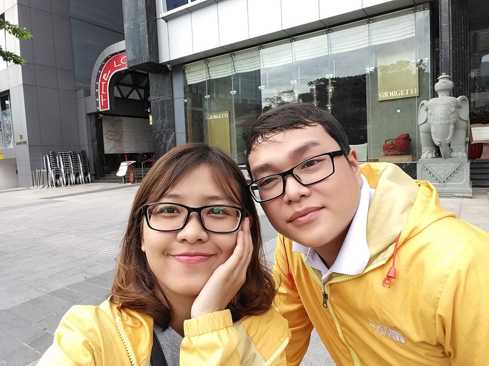 Những bức ảnh của Galaxy A9 Pro hầu hết mang lại chất lượng rất tốt. Chụp xong là đẹp ngay mà không cần chỉnh sửa quá nhiều, sắc màu trên điện thoại và xem lại trên máy tính ít có sự chênh lệch. Thất khó để người dùng hài lòng với chế độ Pro, nhưng với chiếc máy 12 triệu thì mình không đòi hỏi nhiều hơn. Ảnh ở chế độ Auto sẽ tốt trong hầy hết trường hợp, còn về chênh sáng, ngược sáng thì chế độ HDR sẽ làm tốt công việc của nó Ảnh chụp thiếu sáng trầm trọng hoặc ban đêm, Samsung vẫn giữ vững truyền thống khử nhiễu mạnh tay, trông thì láng mịn, nhưng mất nhiều độ sắc nét ảnh, và tạo cảm giác khá giả. Camera của Samsung Galaxy A9 Pro có rất nhiều ưu điểm xứng đáng là rất tốt trong số các điện thoại trung cao cấp. Những bức ảnh của Galaxy A9 Pro hầu hết mang lại chất lượng rất tốt. Chụp xong là đẹp ngay mà không cần chỉnh sửa quá nhiều, sắc màu trên điện thoại và xem lại trên máy tính ít có sự chênh lệch. Thất khó để người dùng hài lòng với chế độ Pro, nhưng với chiếc máy 12 triệu thì mình không đòi hỏi nhiều hơn. Ảnh ở chế độ Auto sẽ tốt trong hầy hết trường hợp, còn về chênh sáng, ngược sáng thì chế độ HDR sẽ làm tốt công việc của nó Ảnh chụp thiếu sáng trầm trọng hoặc ban đêm, Samsung vẫn giữ vững truyền thống khử nhiễu mạnh tay, trông thì láng mịn, nhưng mất nhiều độ sắc nét ảnh, và tạo cảm giác khá giả. Camera của Samsung Galaxy A9 Pro có rất nhiều ưu điểm xứng đáng là rất tốt trong số các điện thoại trung cao cấp.