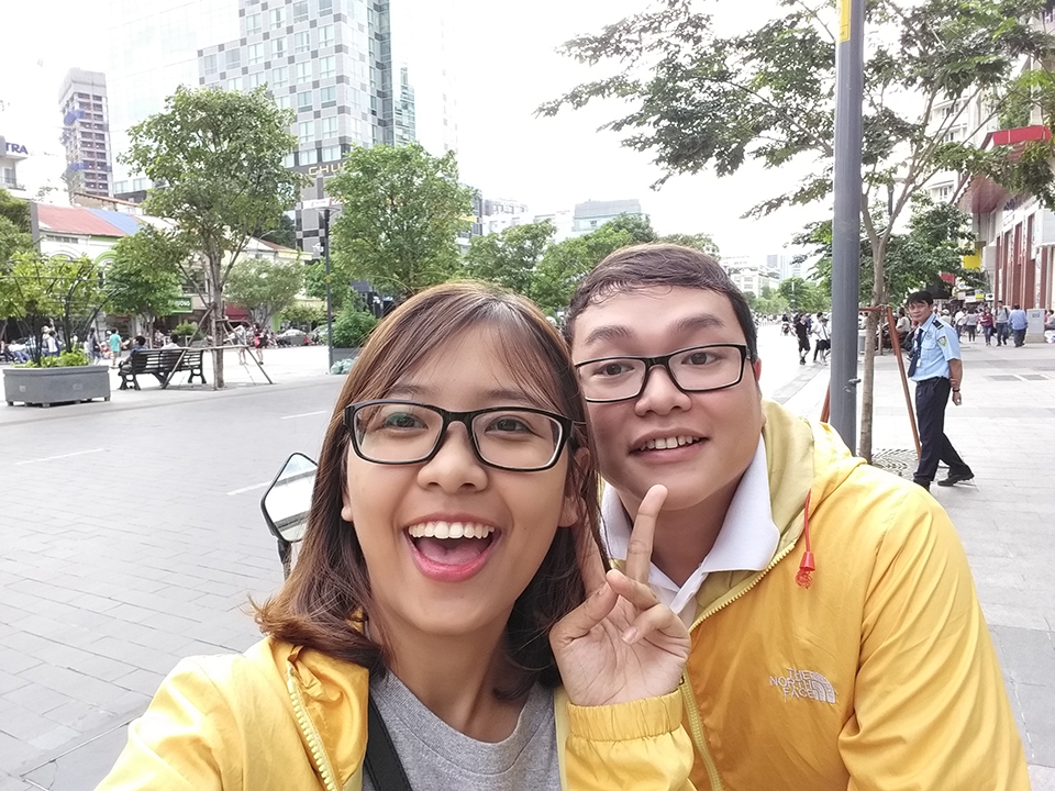 Những bức ảnh của Galaxy A9 Pro hầu hết mang lại chất lượng rất tốt. Chụp xong là đẹp ngay mà không cần chỉnh sửa quá nhiều, sắc màu trên điện thoại và xem lại trên máy tính ít có sự chênh lệch. Thất khó để người dùng hài lòng với chế độ Pro, nhưng với chiếc máy 12 triệu thì mình không đòi hỏi nhiều hơn. Ảnh ở chế độ Auto sẽ tốt trong hầy hết trường hợp, còn về chênh sáng, ngược sáng thì chế độ HDR sẽ làm tốt công việc của nó Ảnh chụp thiếu sáng trầm trọng hoặc ban đêm, Samsung vẫn giữ vững truyền thống khử nhiễu mạnh tay, trông thì láng mịn, nhưng mất nhiều độ sắc nét ảnh, và tạo cảm giác khá giả. Camera của Samsung Galaxy A9 Pro có rất nhiều ưu điểm xứng đáng là rất tốt trong số các điện thoại trung cao cấp. Những bức ảnh của Galaxy A9 Pro hầu hết mang lại chất lượng rất tốt. Chụp xong là đẹp ngay mà không cần chỉnh sửa quá nhiều, sắc màu trên điện thoại và xem lại trên máy tính ít có sự chênh lệch. Thất khó để người dùng hài lòng với chế độ Pro, nhưng với chiếc máy 12 triệu thì mình không đòi hỏi nhiều hơn. Ảnh ở chế độ Auto sẽ tốt trong hầy hết trường hợp, còn về chênh sáng, ngược sáng thì chế độ HDR sẽ làm tốt công việc của nó Ảnh chụp thiếu sáng trầm trọng hoặc ban đêm, Samsung vẫn giữ vững truyền thống khử nhiễu mạnh tay, trông thì láng mịn, nhưng mất nhiều độ sắc nét ảnh, và tạo cảm giác khá giả. Camera của Samsung Galaxy A9 Pro có rất nhiều ưu điểm xứng đáng là rất tốt trong số các điện thoại trung cao cấp.