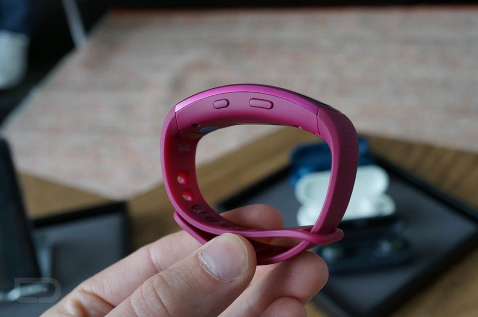 Cận cảnh Gear Fit 2 vừa mới được Samsung ra mắt