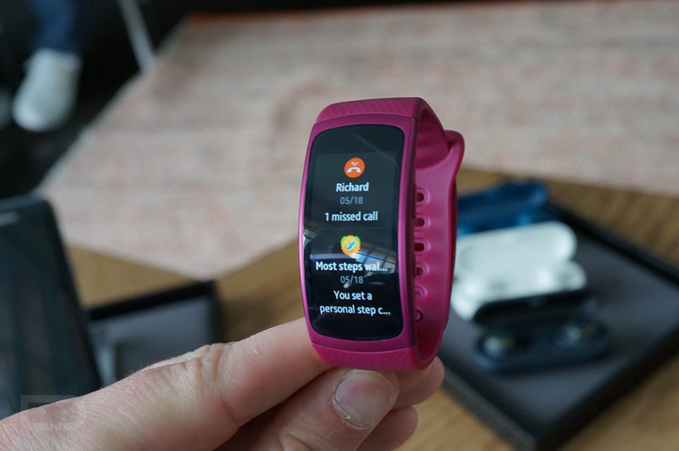 Cận cảnh Gear Fit 2 vừa mới được Samsung ra mắt