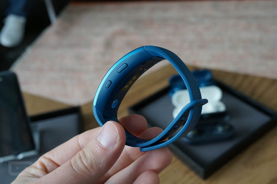 Cận cảnh Gear Fit 2 vừa mới được Samsung ra mắt