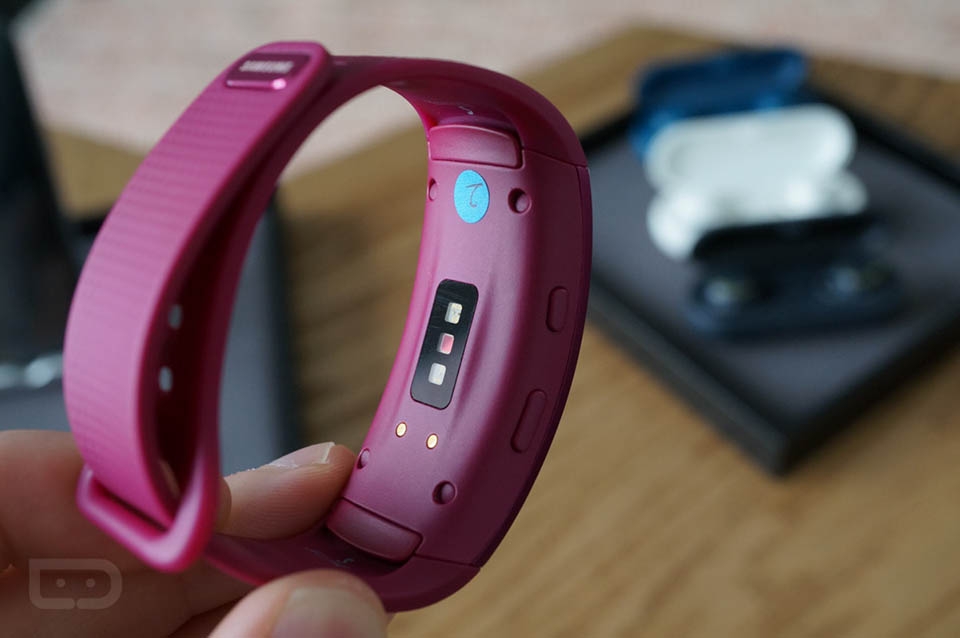 Cận cảnh Gear Fit 2 vừa mới được Samsung ra mắt