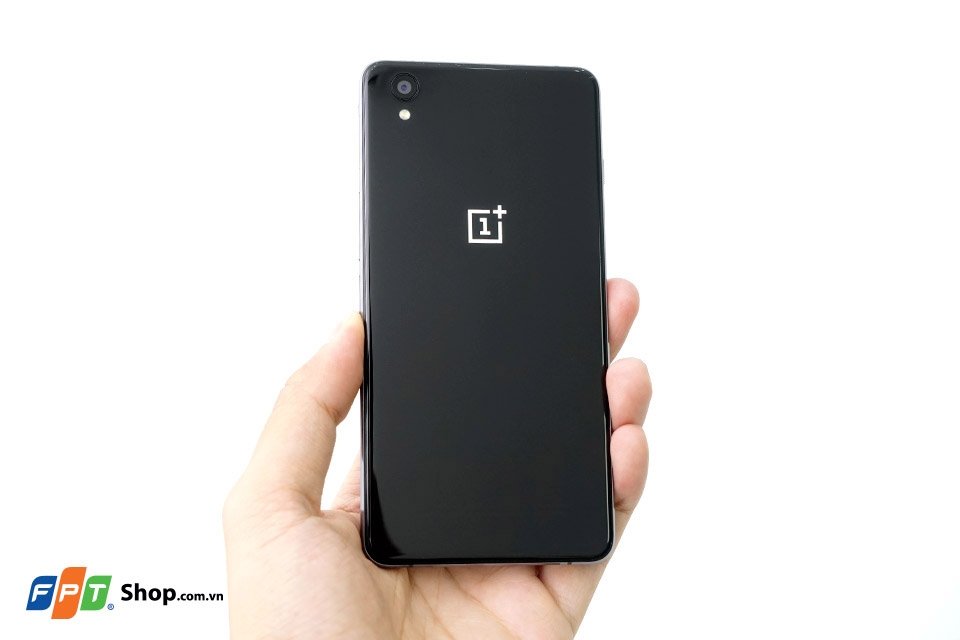 Nếu không đủ tiền mua Google Nexus 6P, hãy mua OnePlus X