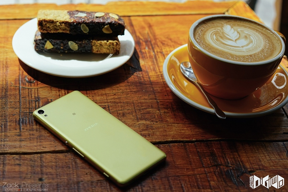 Ngắm Sony Xperia XA màu vàng chanh đẹp đến ngỡ ngàng