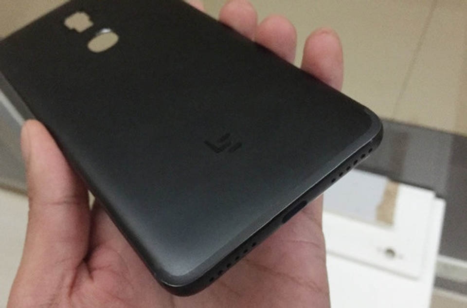 Lộ ảnh khung nhôm màu đen của LeEco Le 2s, thiết kế ăng-ten giống iPhone 7, 8GB RAM Lộ ảnh khung nhôm màu đen của LeEco Le 2s, thiết kế ăng-ten giống iPhone 7, 8GB RAM