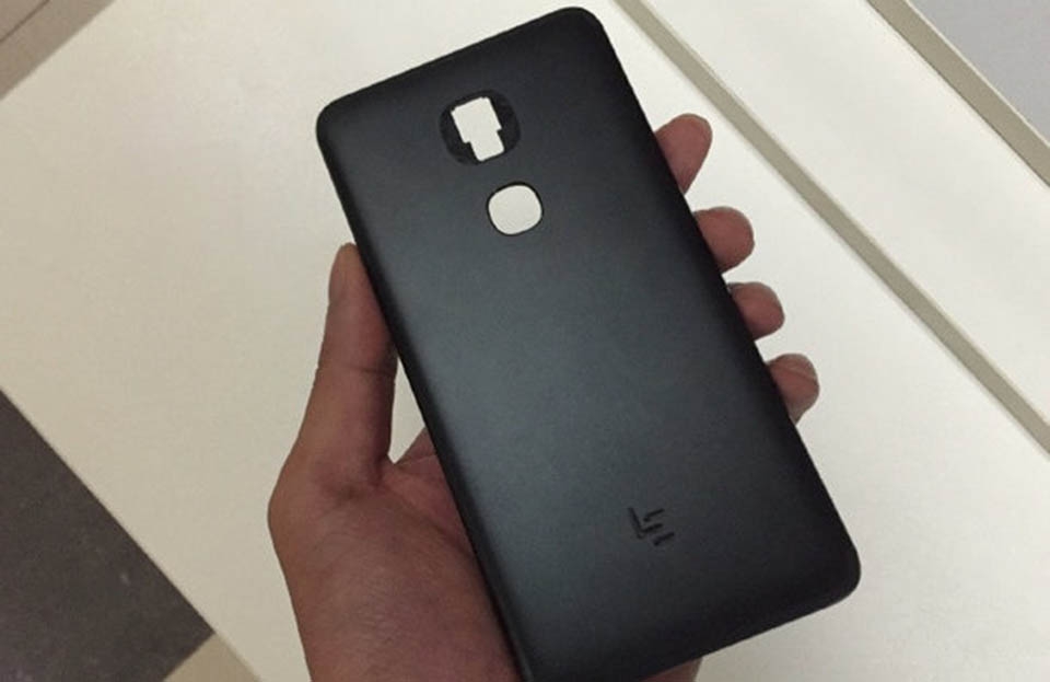 Lộ ảnh khung nhôm màu đen của LeEco Le 2s, thiết kế ăng-ten giống iPhone 7, 8GB RAM Lộ ảnh khung nhôm màu đen của LeEco Le 2s, thiết kế ăng-ten giống iPhone 7, 8GB RAM