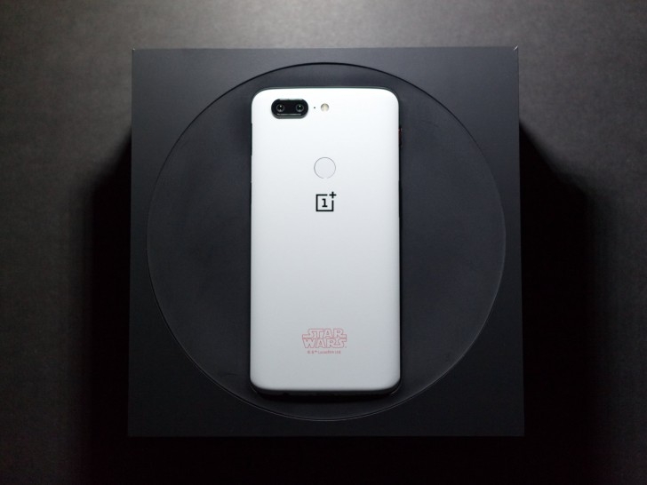 Cùng chiêm ngưỡng OnePlus 5T phiên bản Star Wars vô cùng đẹp mắt 4 Cùng chiêm ngưỡng OnePlus 5T phiên bản Star Wars vô cùng đẹp mắt 4