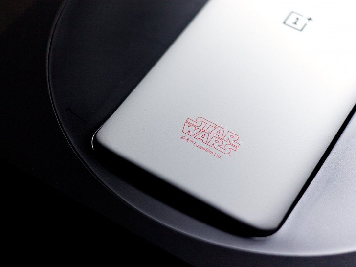 Cùng chiêm ngưỡng OnePlus 5T phiên bản Star Wars vô cùng đẹp mắt 5 Cùng chiêm ngưỡng OnePlus 5T phiên bản Star Wars vô cùng đẹp mắt 5