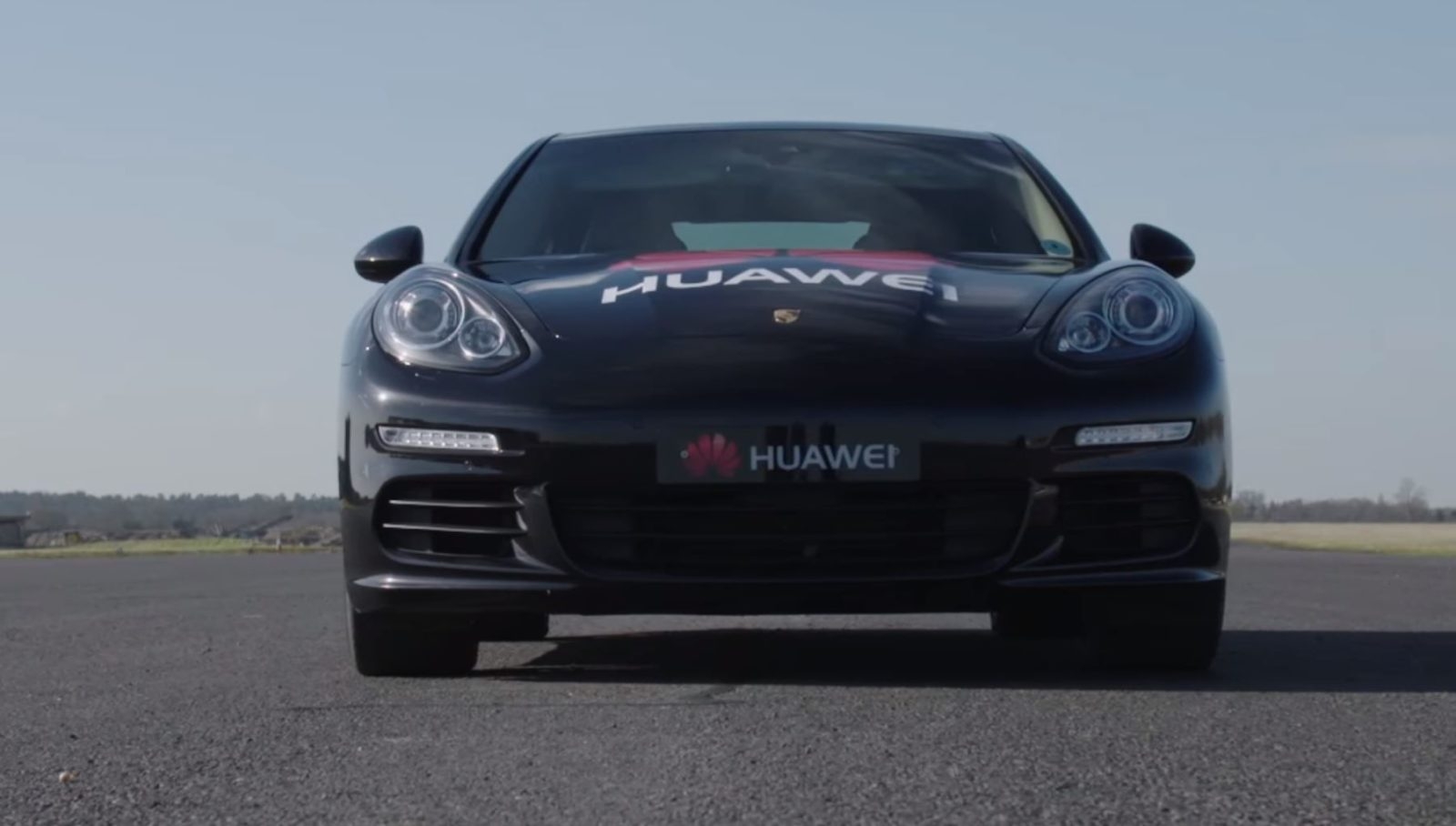 Huawei Mate 10 Pro là chiếc smartphone đầu tiên có thể lái xe