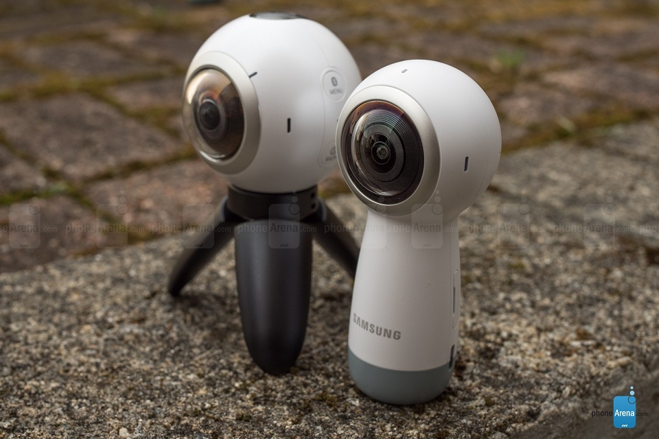 So sánh thiết kế Gear 360 và Gear 360 (2017)