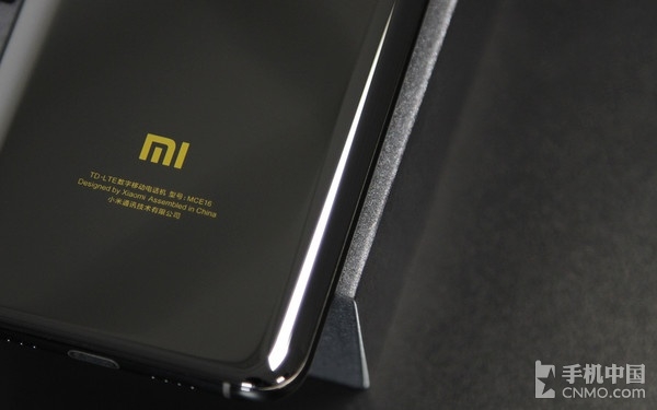 Logo Mi và các thông tin của máy được in màu vàng trông rất bắt mắt