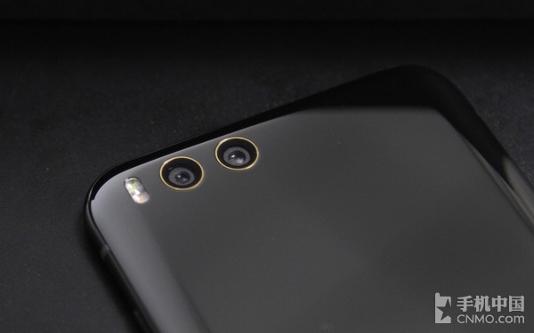 Mi 6 Ceramic Edition có viền vàng 18K xung quanh camera