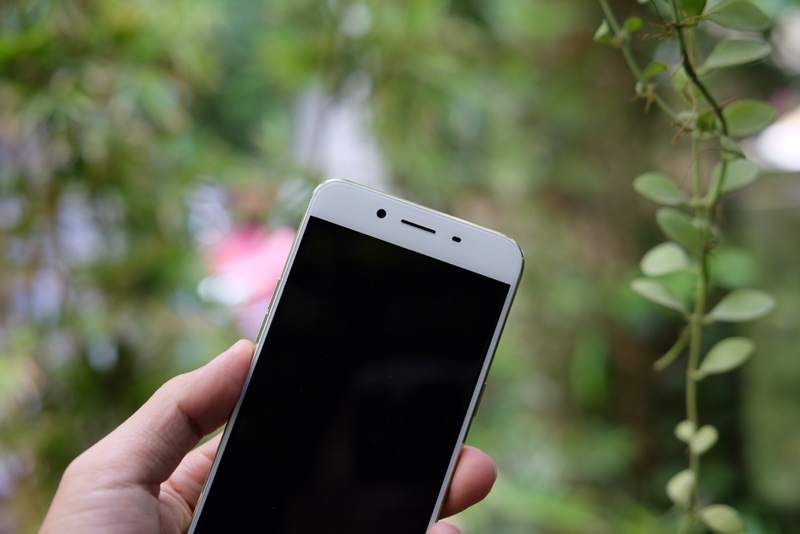 Camera phụ của máy cũng có độ phân giải 16MP tương tự camera chính Camera phụ của máy cũng có độ phân giải 16MP tương tự camera chính