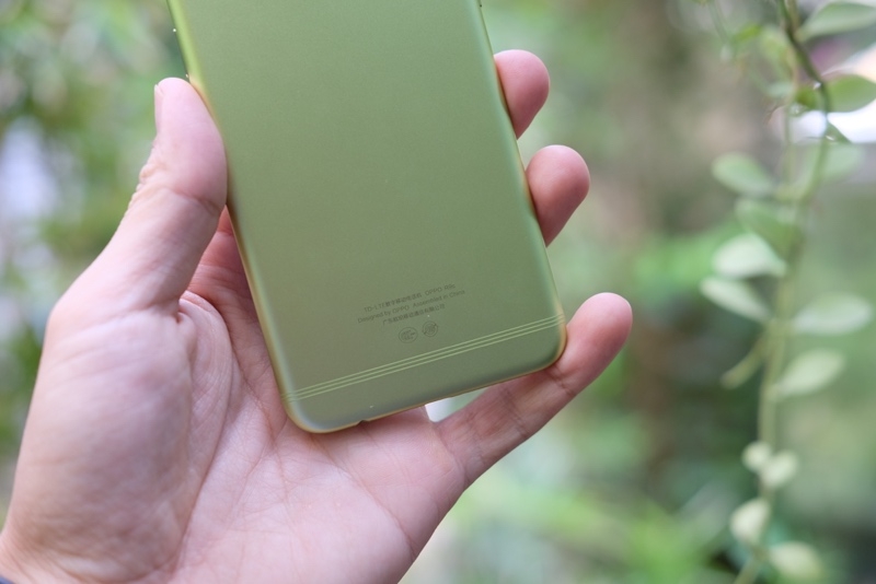 Oppo R9s cũng có những đường ăng-ten 3 vạch song song tương tự như F3 Plus Oppo R9s cũng có những đường ăng-ten 3 vạch song song tương tự như F3 Plus
