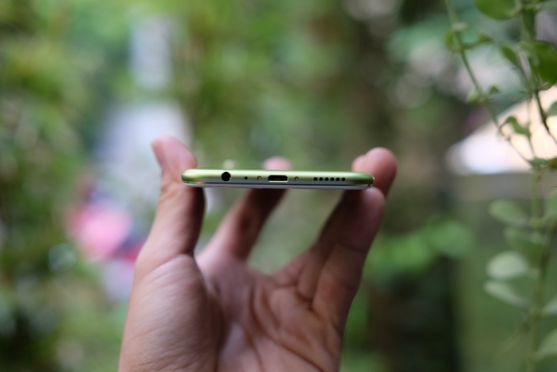 Cạnh dưới là nơi chứa jack tai nghe 3.5mm, cổng sạc và loa ngoài Cạnh dưới là nơi chứa jack tai nghe 3.5mm, cổng sạc và loa ngoài