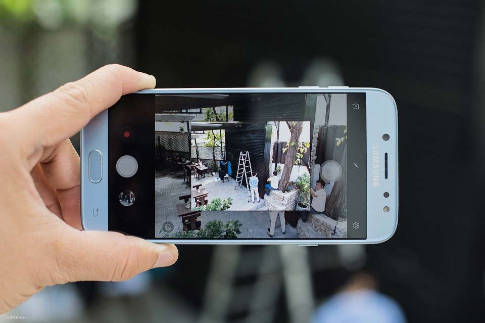 Camera sau của J7 Pro có độ phân giải lên đến 13MP