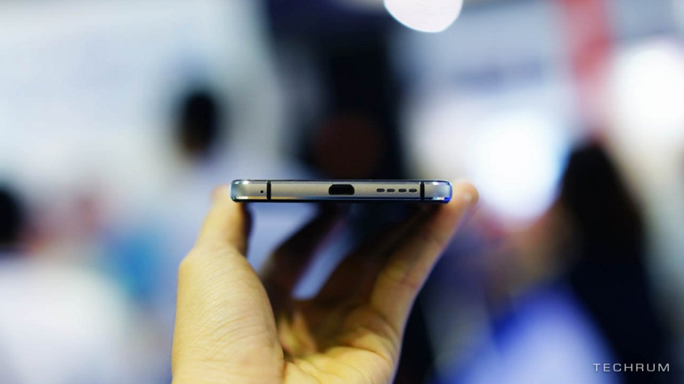 Cạnh dưới của Lotus S3 LTE