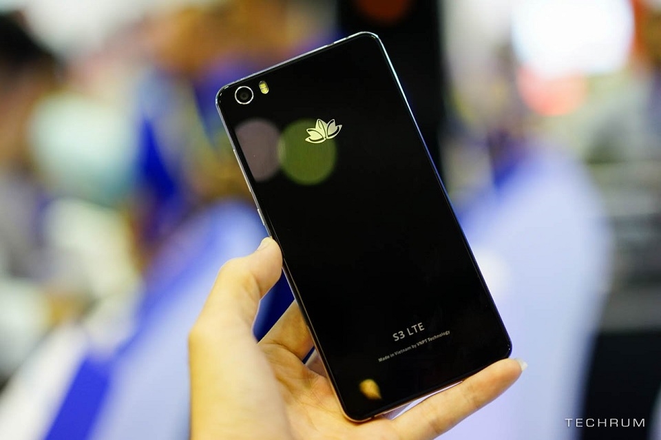 Mặt lưng Lotus S3 LTE