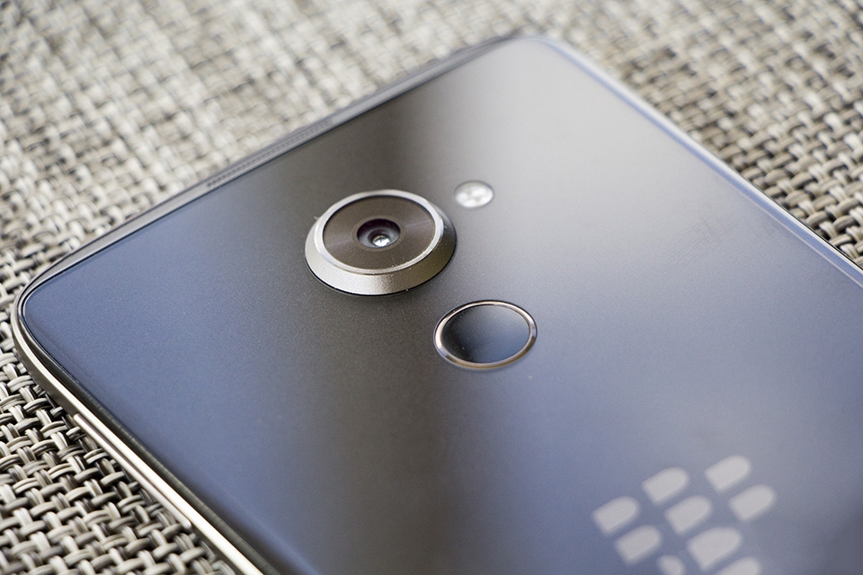 Camera trên BlackBerry DTEK60