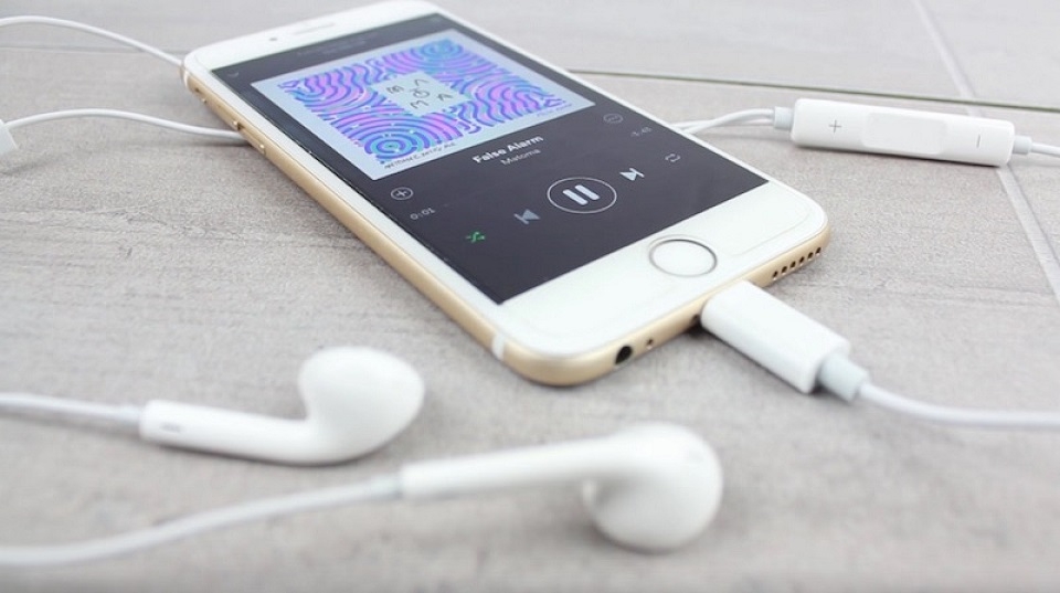 Apple sẽ sớm sửa lỗi tai nghe Lightning EarPods trên iPhone 7