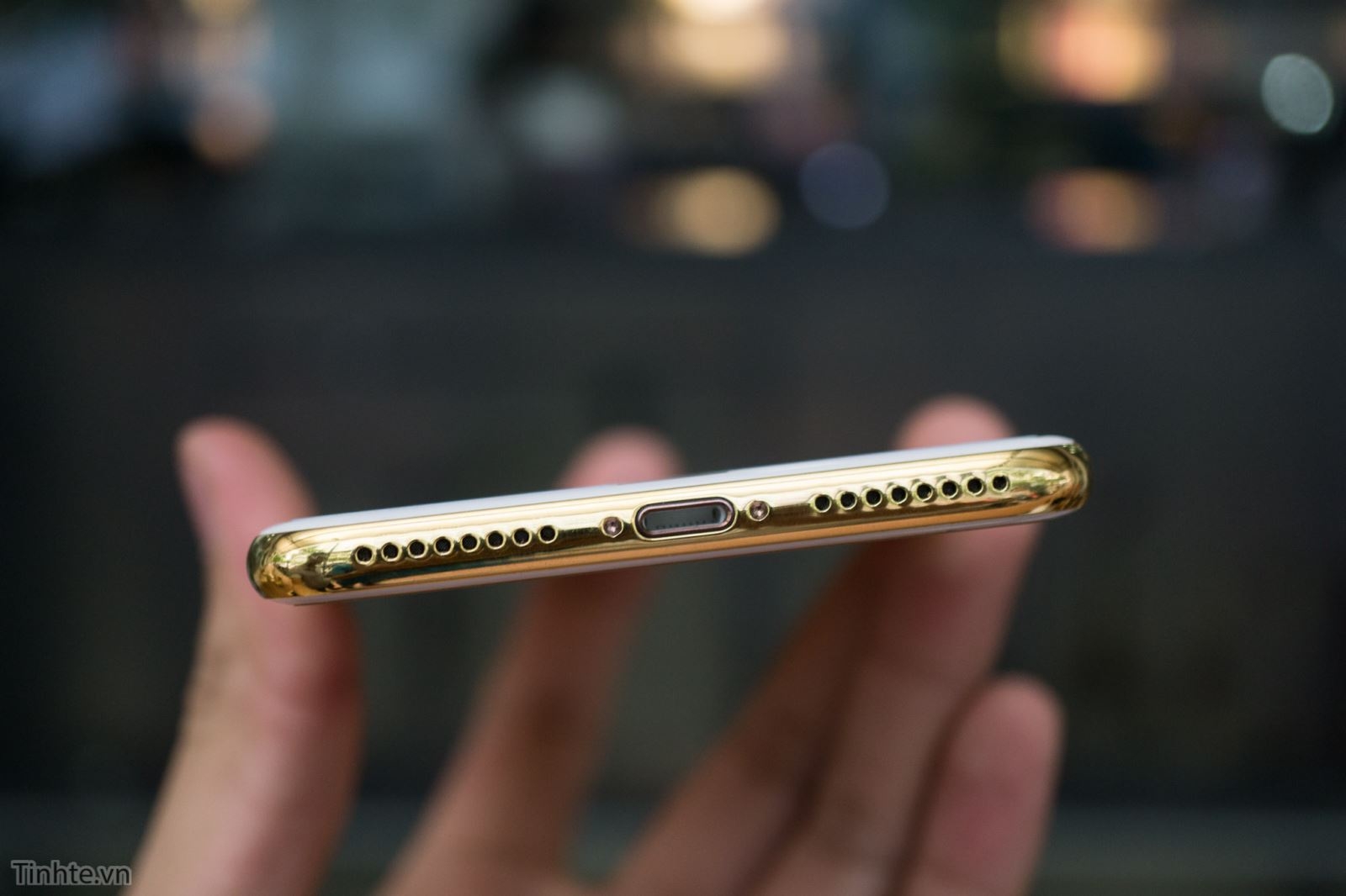 Cận cảnh iPhone 7 Plus phiên bản vàng 24K giá 180 triệu đồng 8 Cận cảnh iPhone 7 Plus phiên bản vàng 24K giá 180 triệu đồng 8