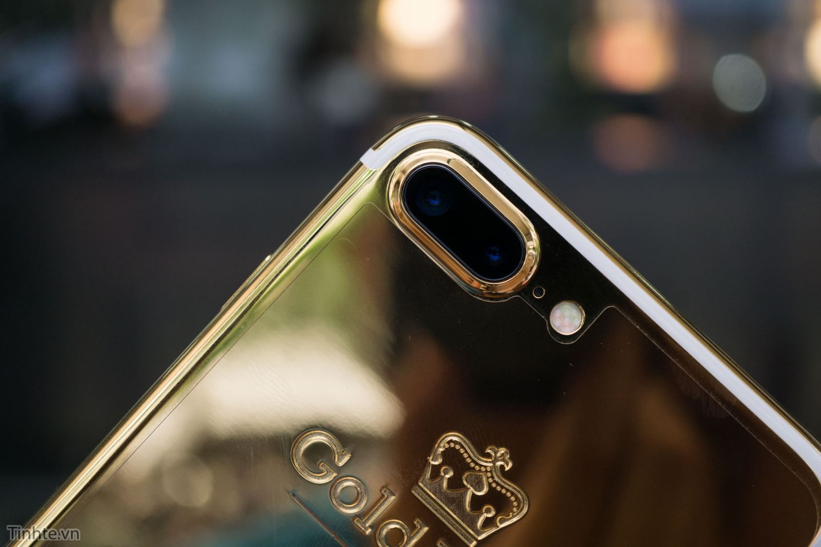 Cận cảnh iPhone 7 Plus phiên bản vàng 24K giá 180 triệu đồng 10 Cận cảnh iPhone 7 Plus phiên bản vàng 24K giá 180 triệu đồng 10