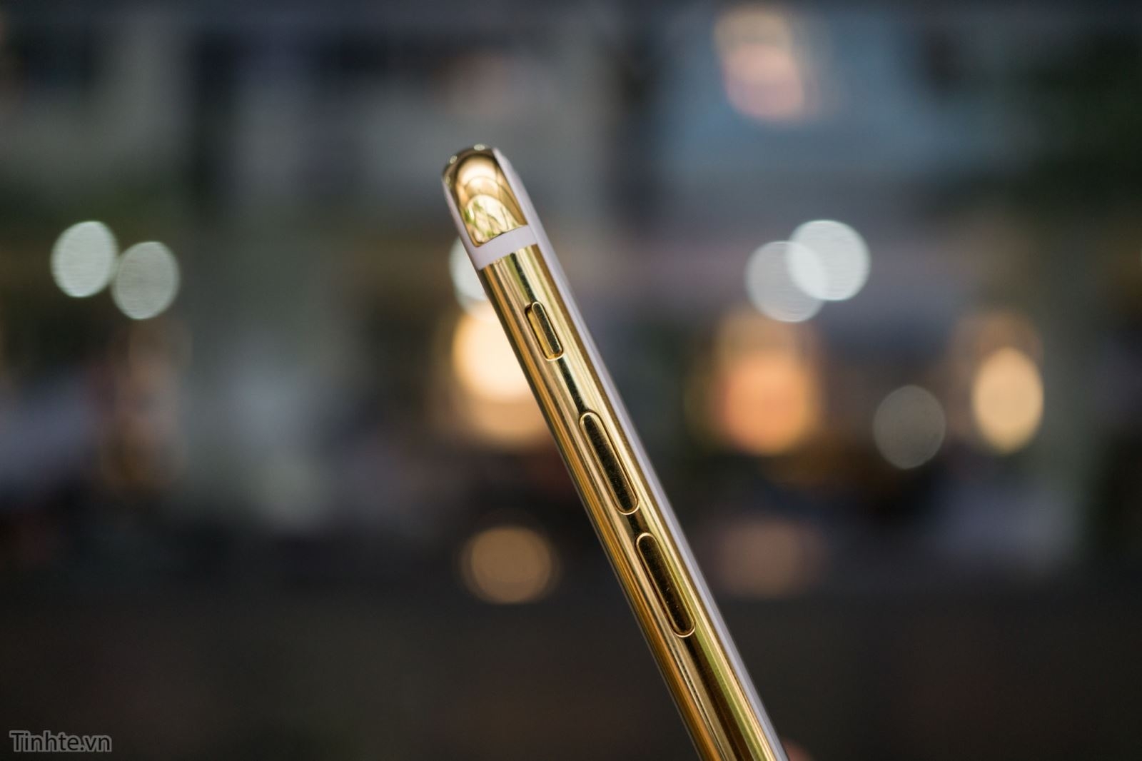 Cận cảnh iPhone 7 Plus phiên bản vàng 24K giá 180 triệu đồng 12 Cận cảnh iPhone 7 Plus phiên bản vàng 24K giá 180 triệu đồng 12