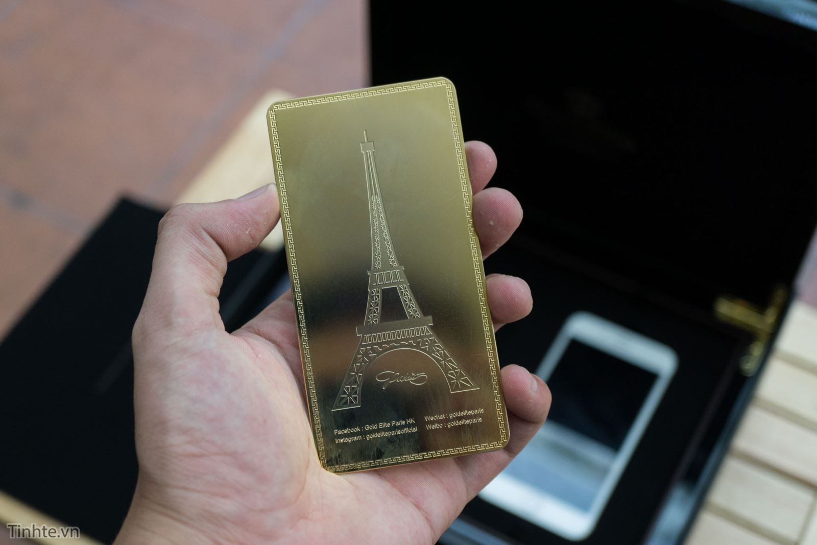 Cận cảnh iPhone 7 Plus phiên bản vàng 24K giá 180 triệu đồng 2 Cận cảnh iPhone 7 Plus phiên bản vàng 24K giá 180 triệu đồng 2