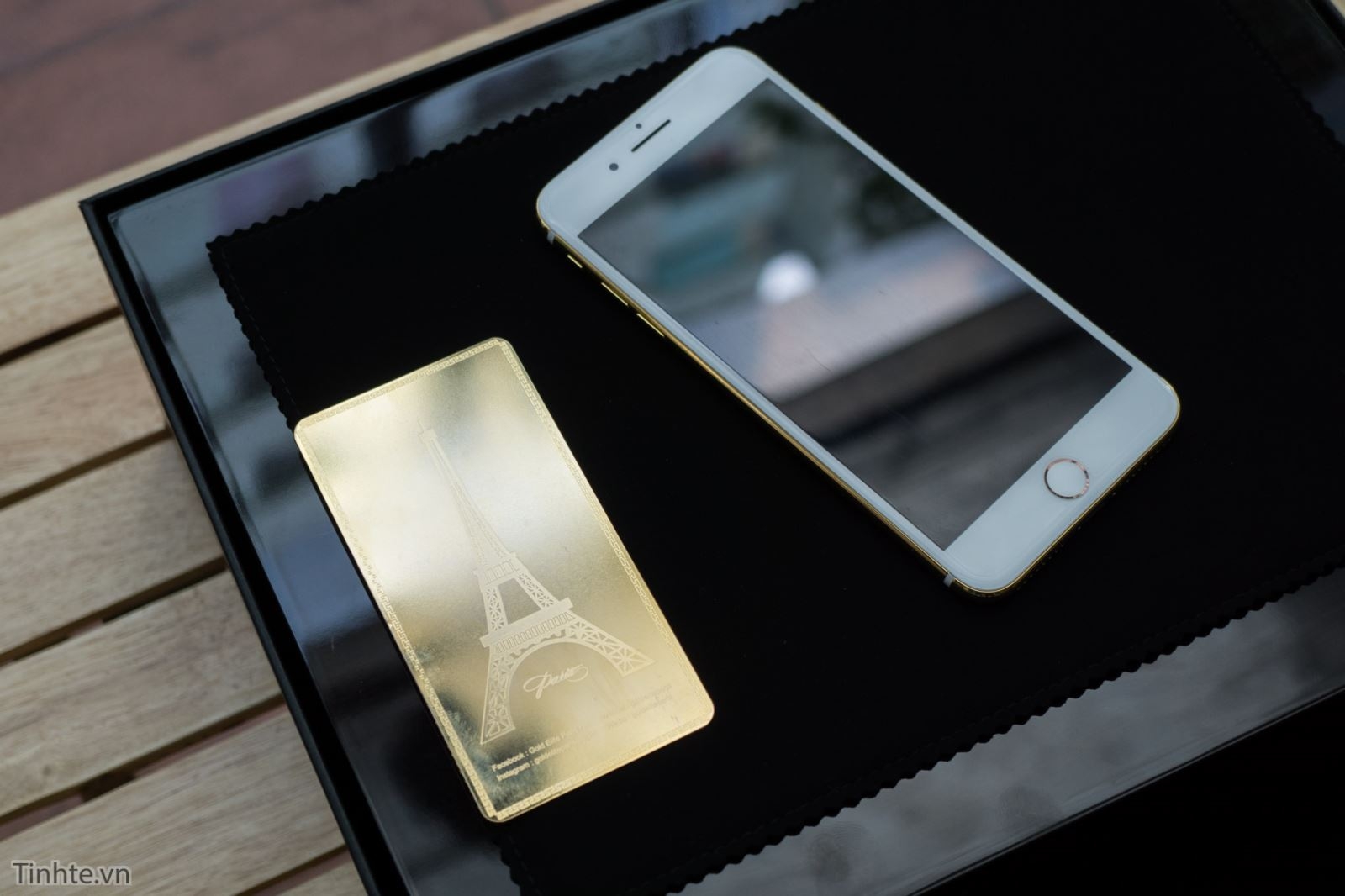 Cận cảnh iPhone 7 Plus phiên bản vàng 24K giá 180 triệu đồng 4 Cận cảnh iPhone 7 Plus phiên bản vàng 24K giá 180 triệu đồng 4