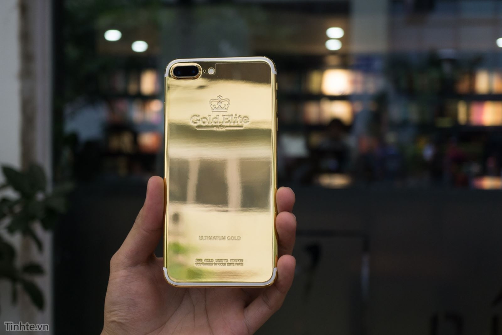 Cận cảnh iPhone 7 Plus phiên bản vàng 24K giá 180 triệu đồng 5 Cận cảnh iPhone 7 Plus phiên bản vàng 24K giá 180 triệu đồng 5