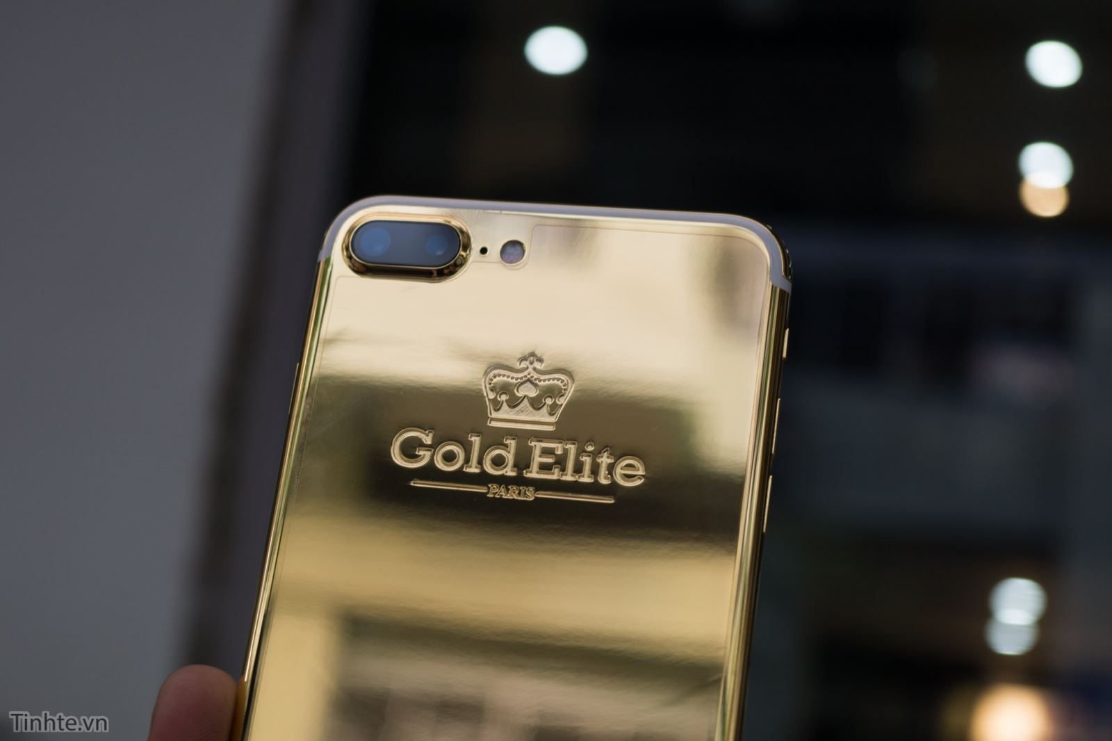 Cận cảnh iPhone 7 Plus phiên bản vàng 24K giá 180 triệu đồng 6 Cận cảnh iPhone 7 Plus phiên bản vàng 24K giá 180 triệu đồng 6