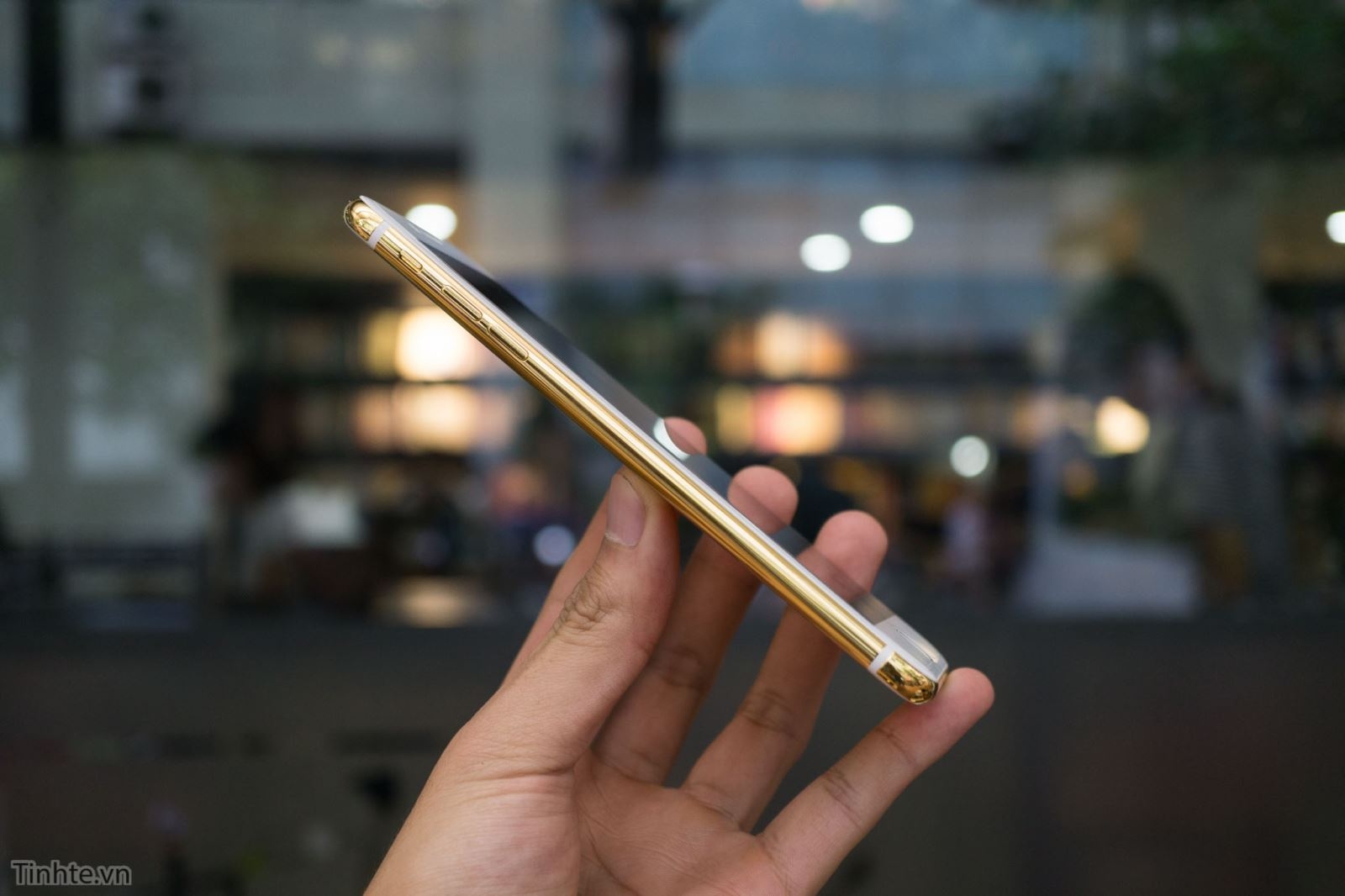Cận cảnh iPhone 7 Plus phiên bản vàng 24K giá 180 triệu đồng 9 Cận cảnh iPhone 7 Plus phiên bản vàng 24K giá 180 triệu đồng 9