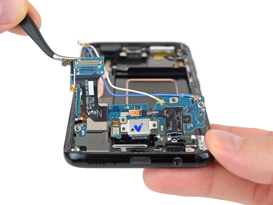 Cận cảnh màn mổ xẻ Galaxy S8/S8 Plus của iFixit 7