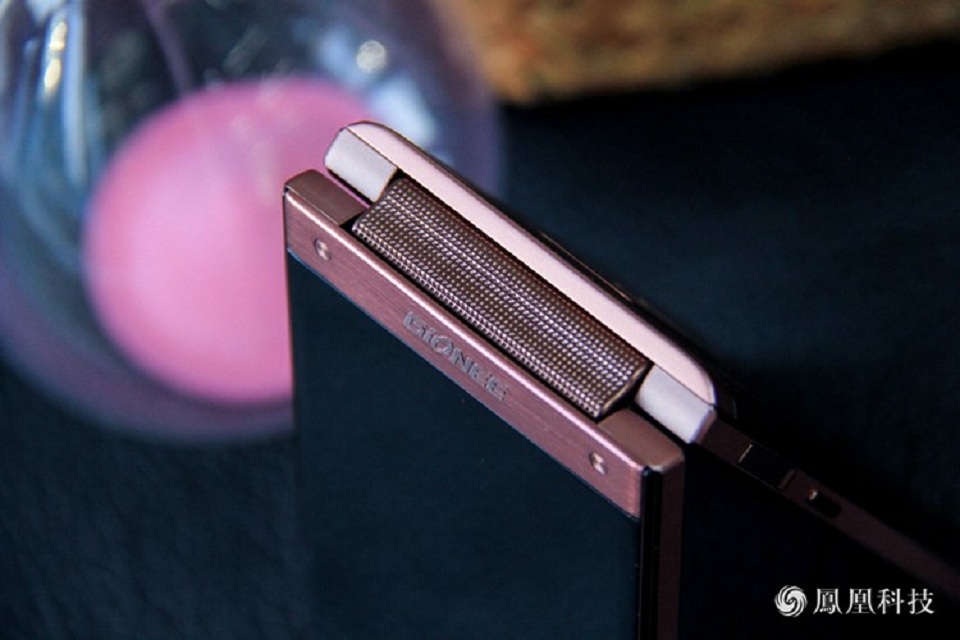 Điện thoại nắp gập Gionee W909 chính thức trình làng
