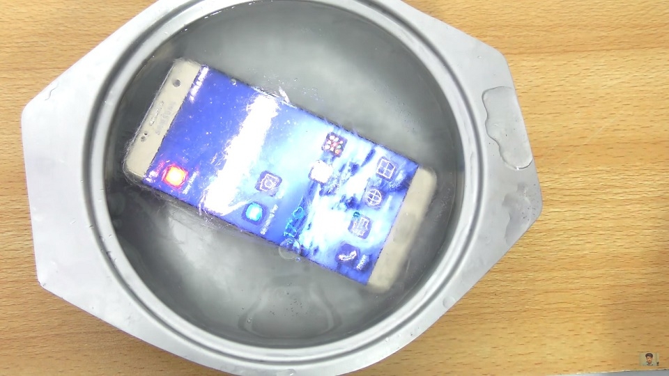 Điều gì sẽ xảy ra nếu ngâm Galaxy S7 vào nước đá?