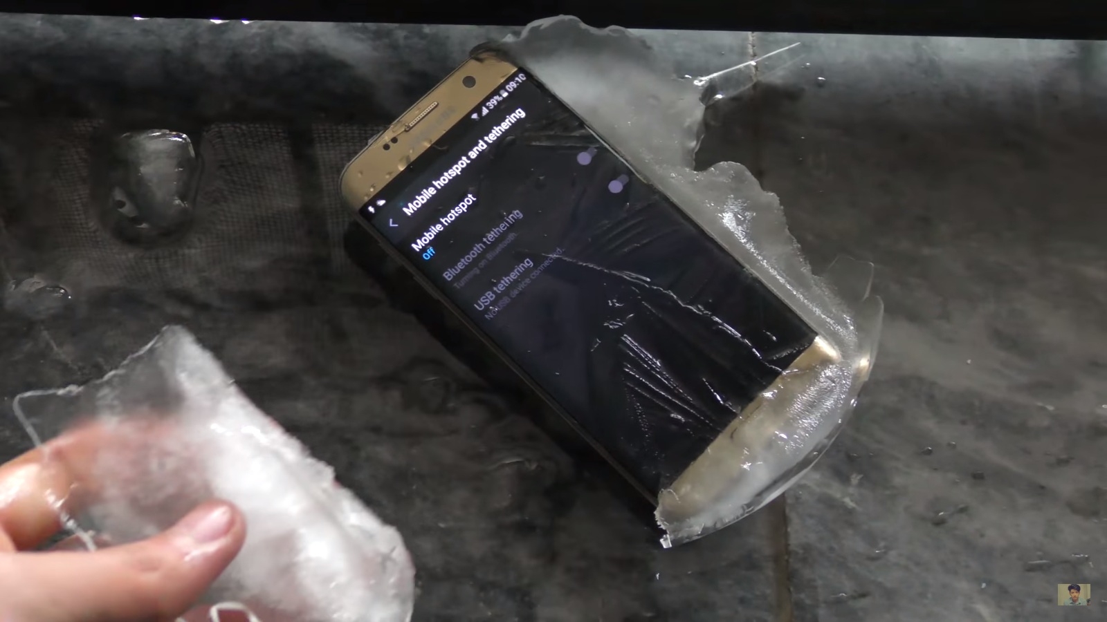 Điều gì sẽ xảy ra nếu ngâm Galaxy S7 vào nước đá?