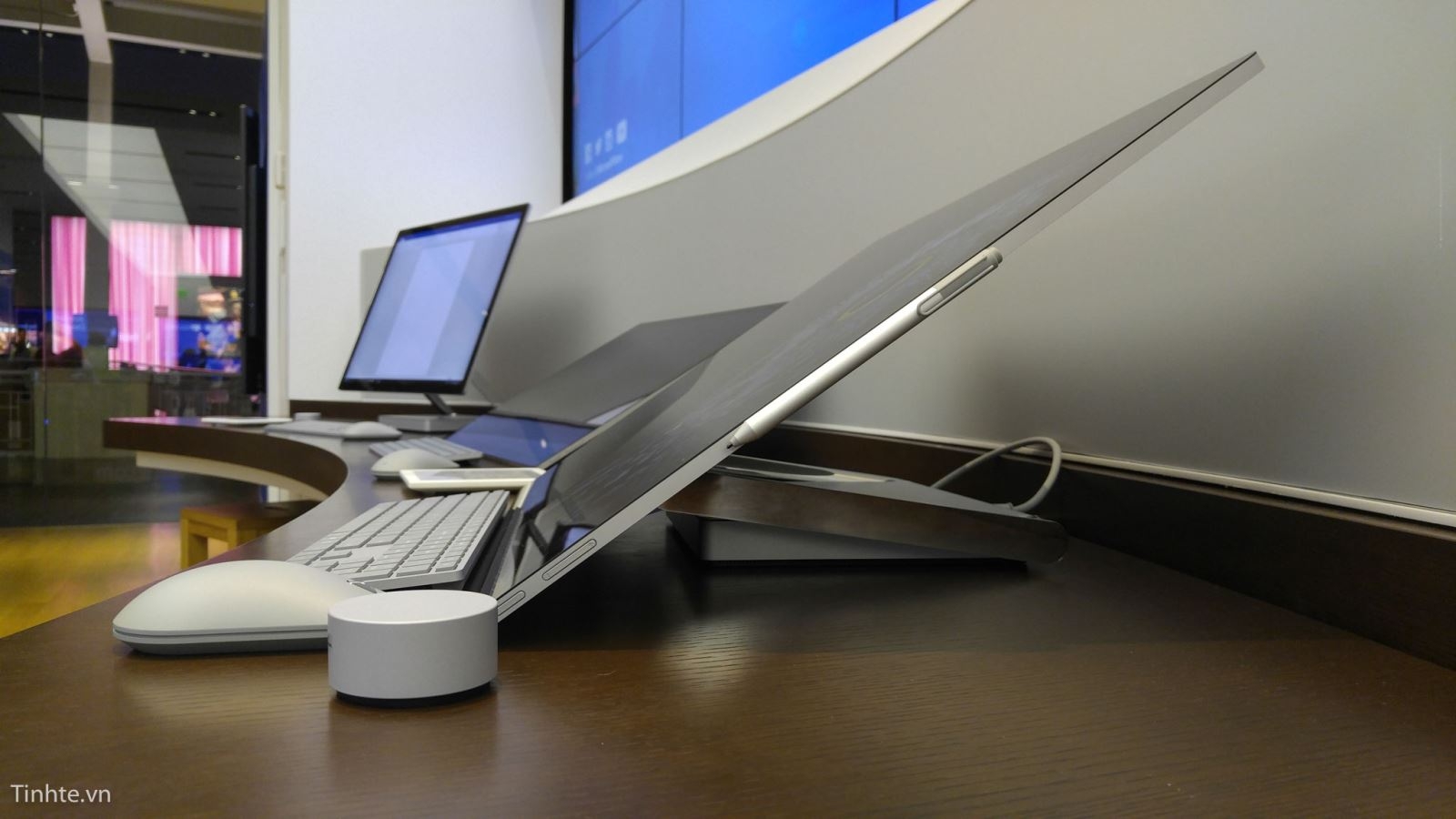 Hình ảnh và video thực tế của Surface Studio: máy tính siêu bự của Microsoft 10