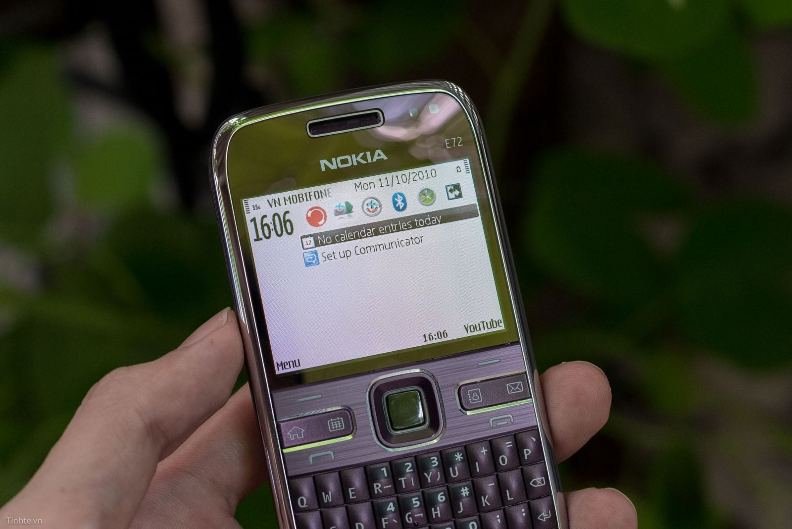 Hoài niệm với loạt ảnh trên tay điện thoại Nokia E72 1
