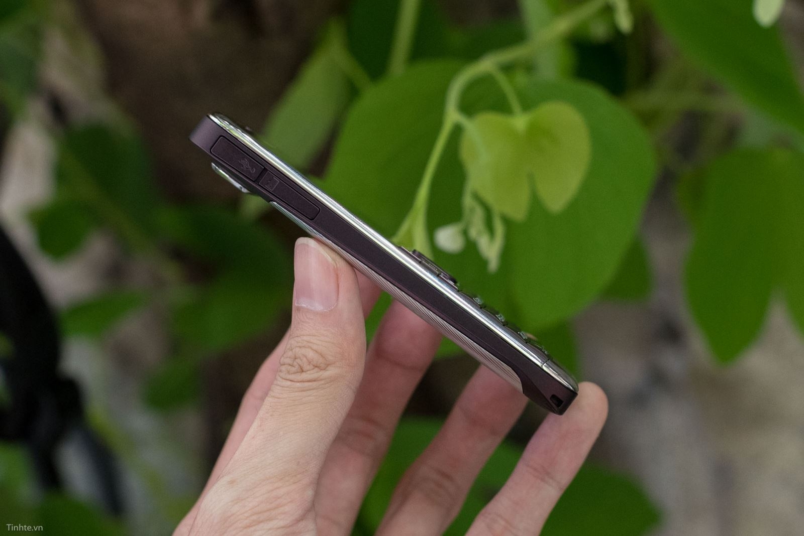 Hoài niệm với loạt ảnh trên tay điện thoại Nokia E72 10