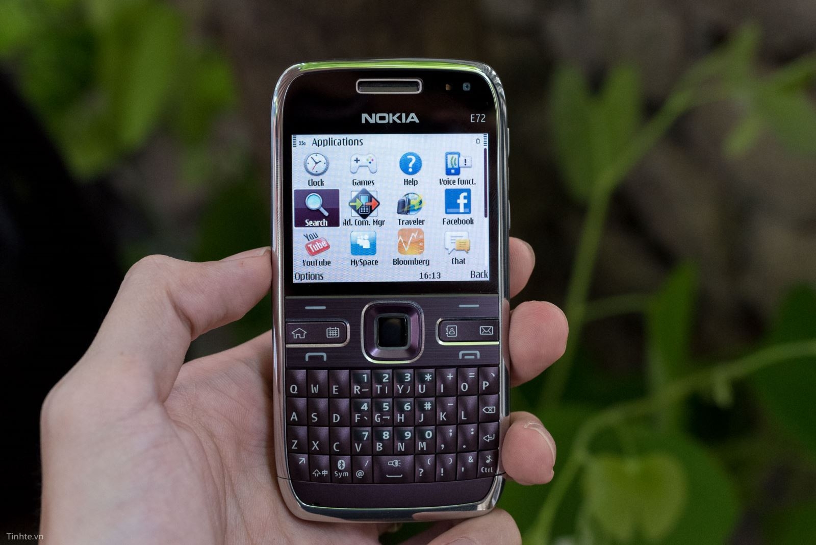 Hoài niệm với loạt ảnh trên tay điện thoại Nokia E72 15