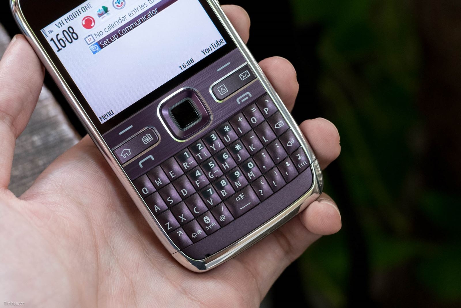 Hoài niệm với loạt ảnh trên tay điện thoại Nokia E72 3