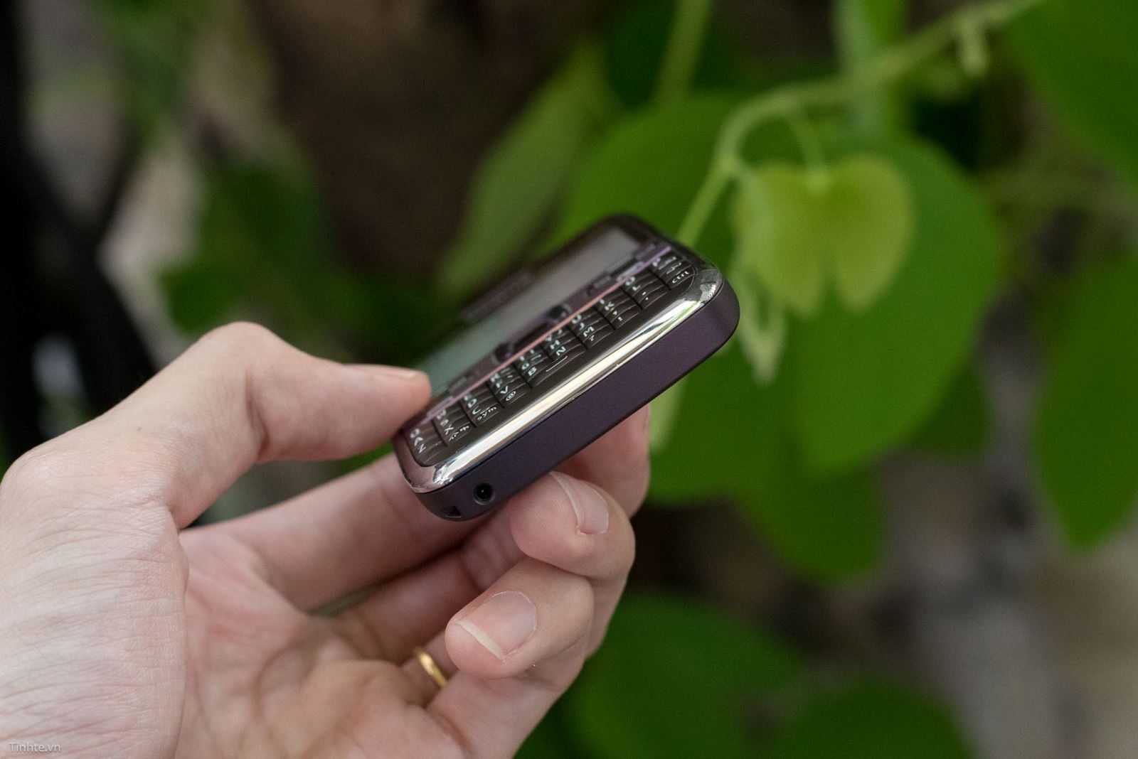 Hoài niệm với loạt ảnh trên tay điện thoại Nokia E72 7